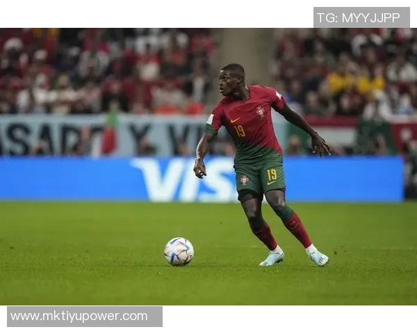 努诺门德斯任意球惊艳全场法甲官方称其为世界最佳左后卫 努诺门德斯任意球惊艳全场法甲官方称其为世界最佳左后卫